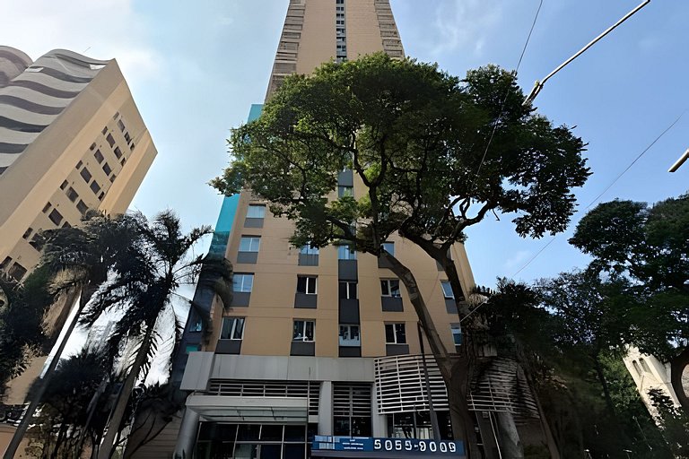 Suíte em frente ao metrô Moema com vaga e piscina