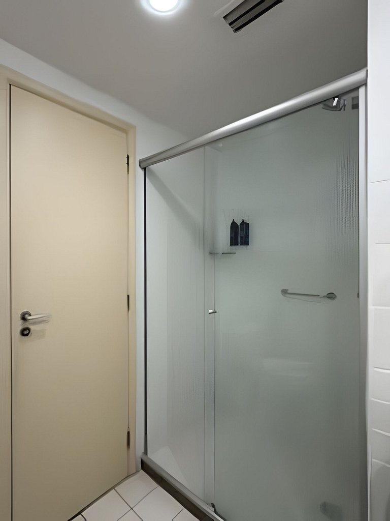 Suíte em frente ao metrô Moema com vaga e piscina