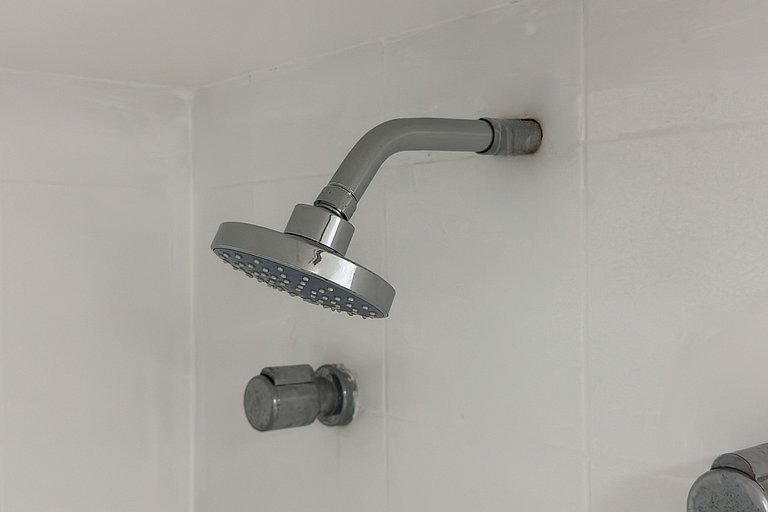 Suíte em frente ao metrô Moema com vaga e piscina UH1207