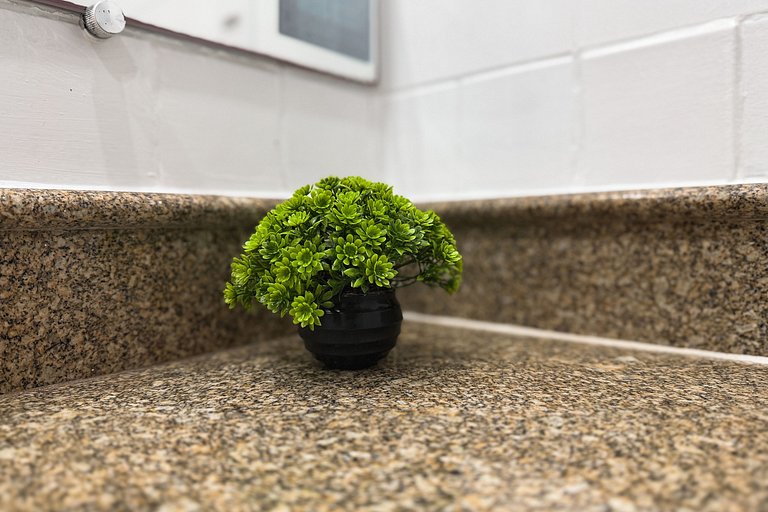 Suíte em frente ao metrô Moema com vaga e piscina UH1207