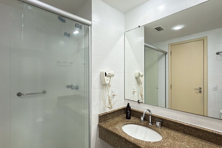 Suíte em frente ao metrô Moema com vaga e piscina UH1207