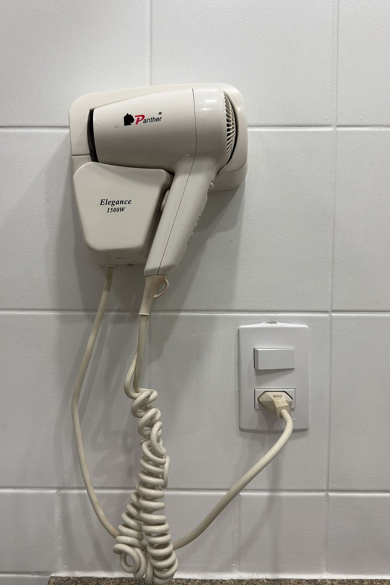 Suíte em frente ao metrô Moema com vaga e piscina UH1207
