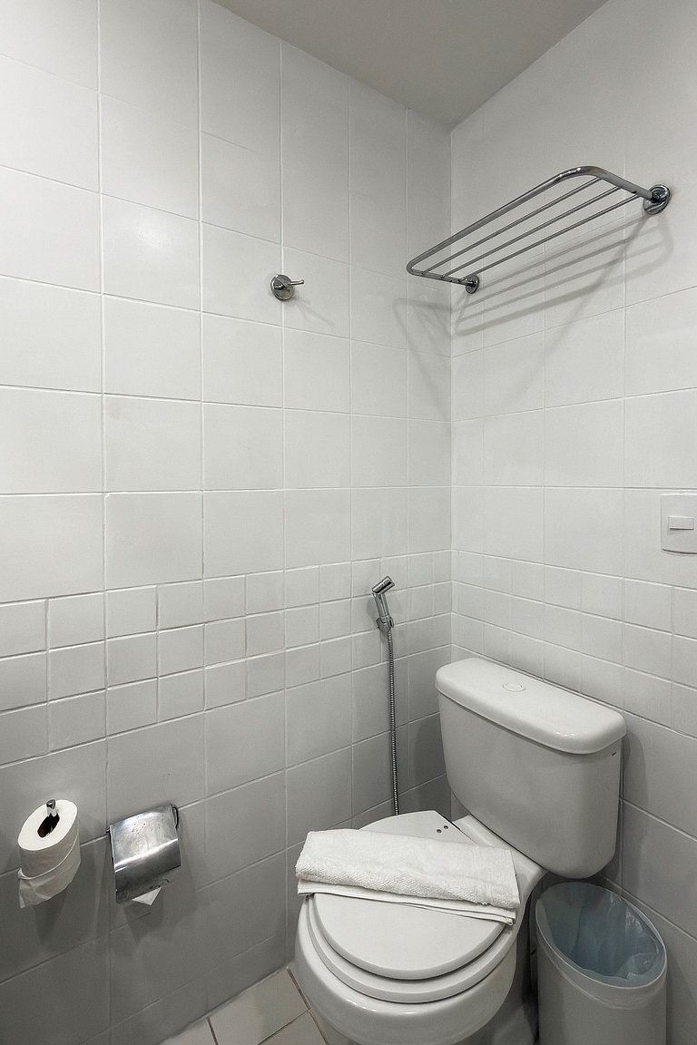 Suíte em frente ao metrô Moema com vaga e piscina UH1207