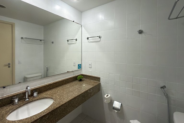 Suíte em frente ao metrô Moema com vaga e piscina UH1207