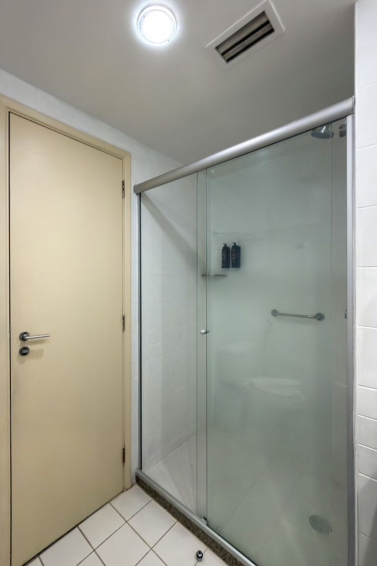 Suíte em frente ao metrô Moema com vaga e piscina UH1207