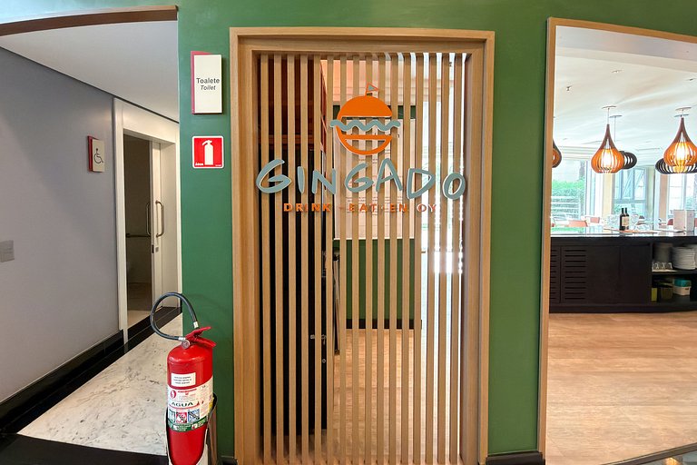 Suíte em frente ao metrô Moema com vaga e piscina UH1207