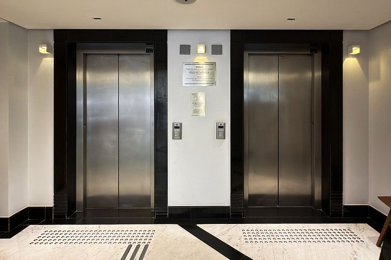Suíte em frente ao metrô Moema com vaga e piscina UH1207