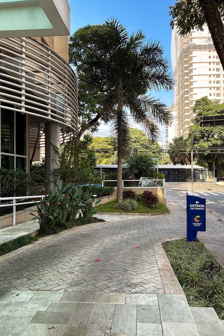 Suíte em frente ao metrô Moema com vaga e piscina UH1207